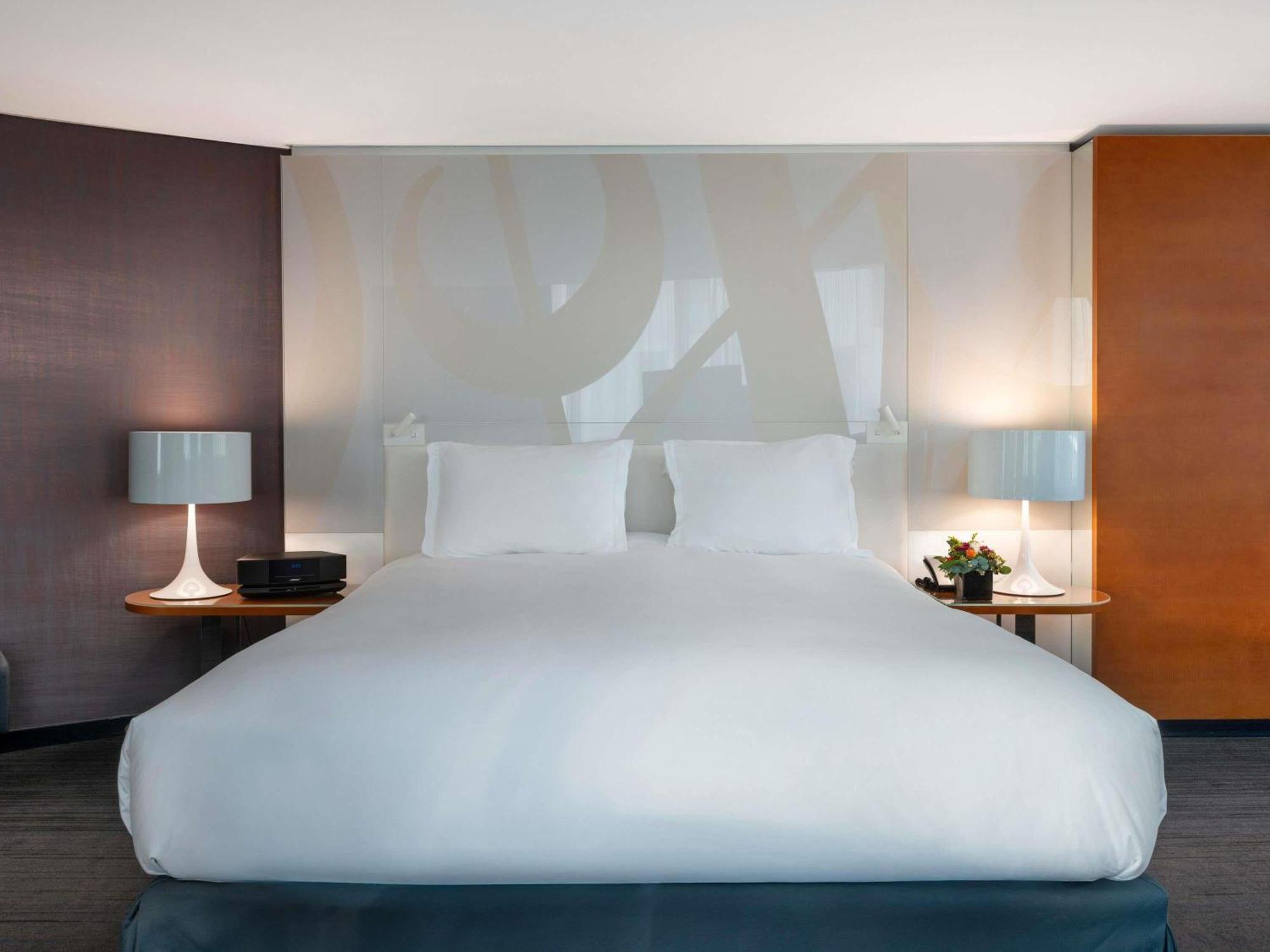 Junior Suite King Bed Working Space