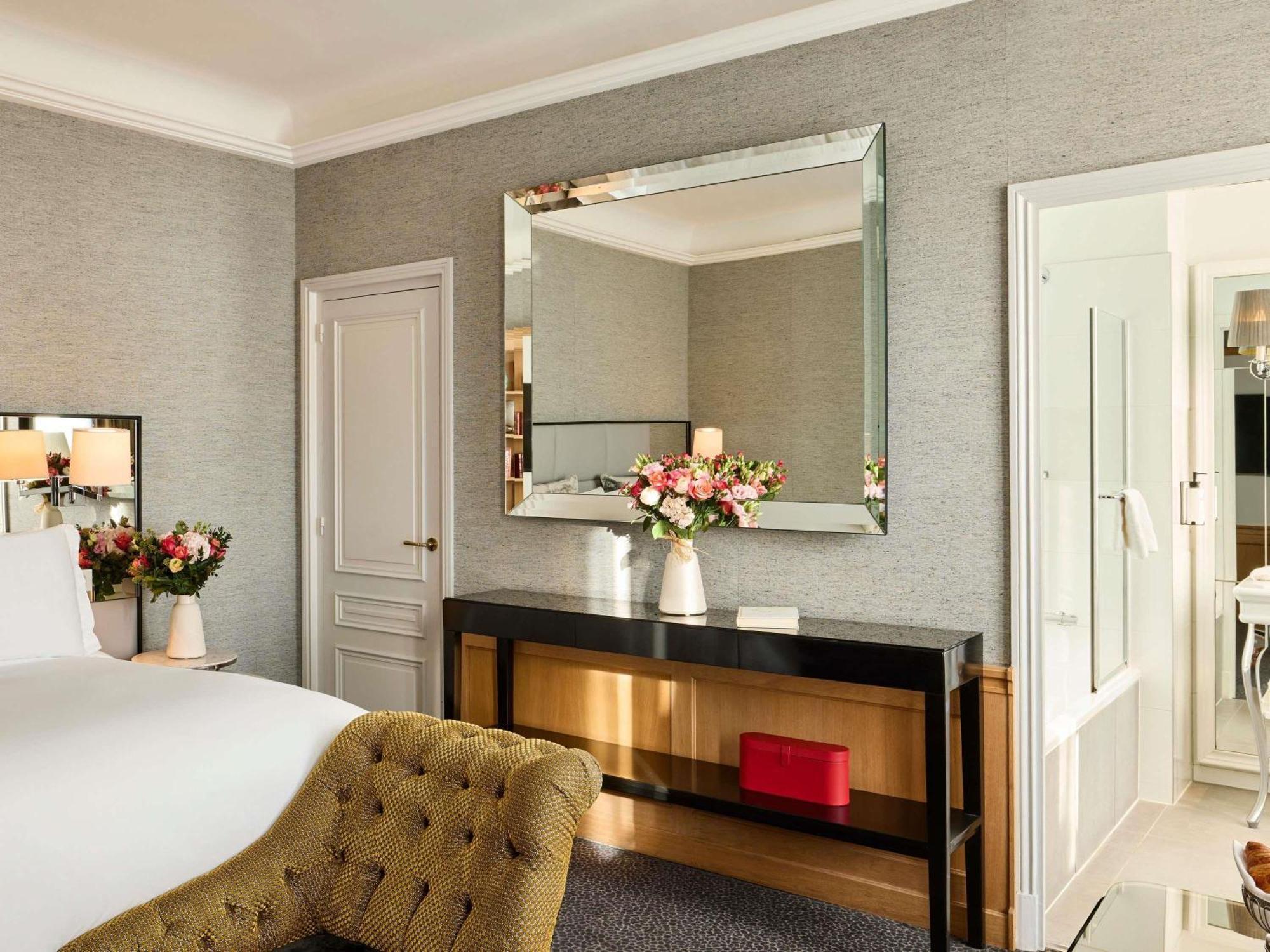 Luxury Junior King Suite with Balcony and Eiffel Tower View