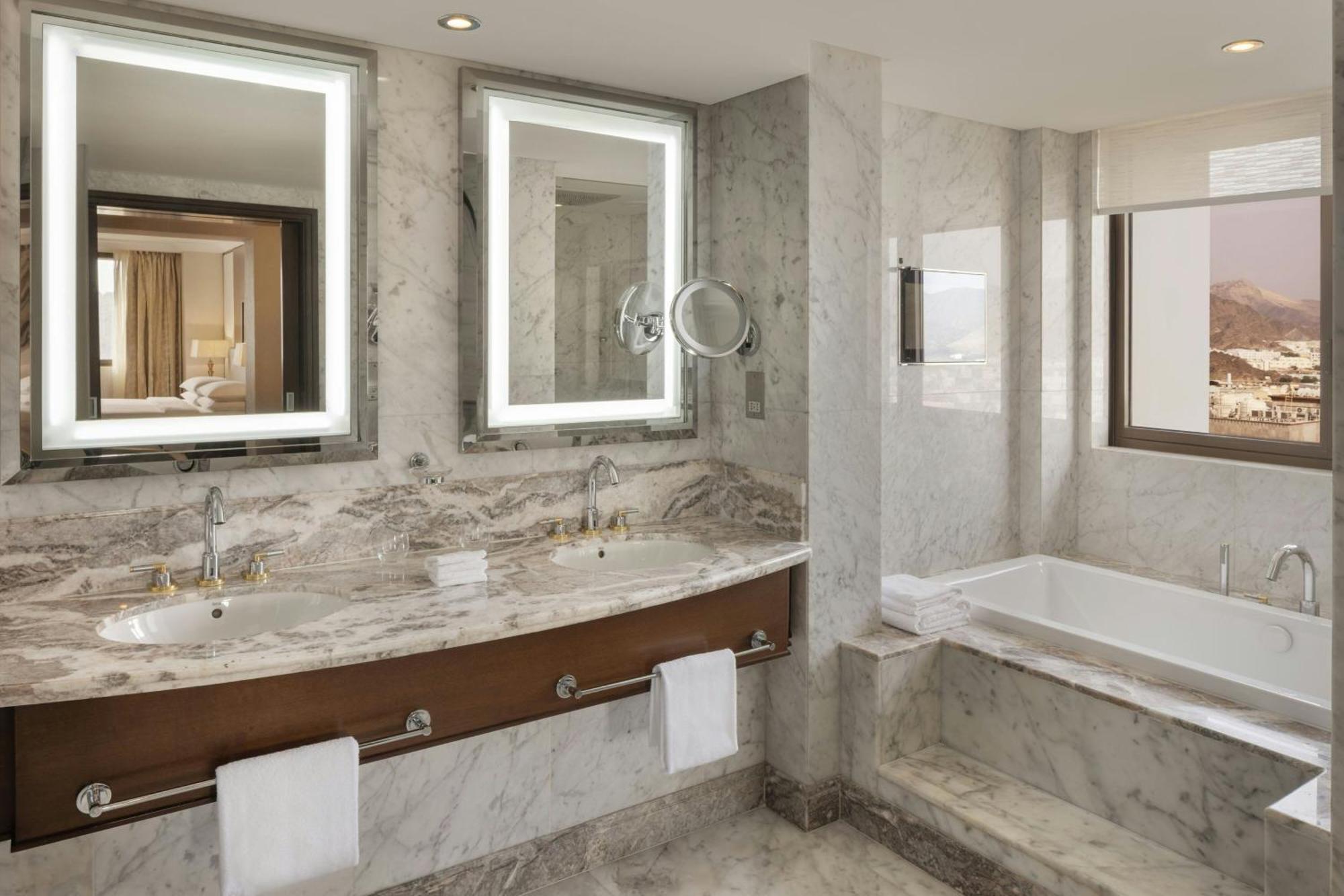Royal Suite Club, 1 King Bed