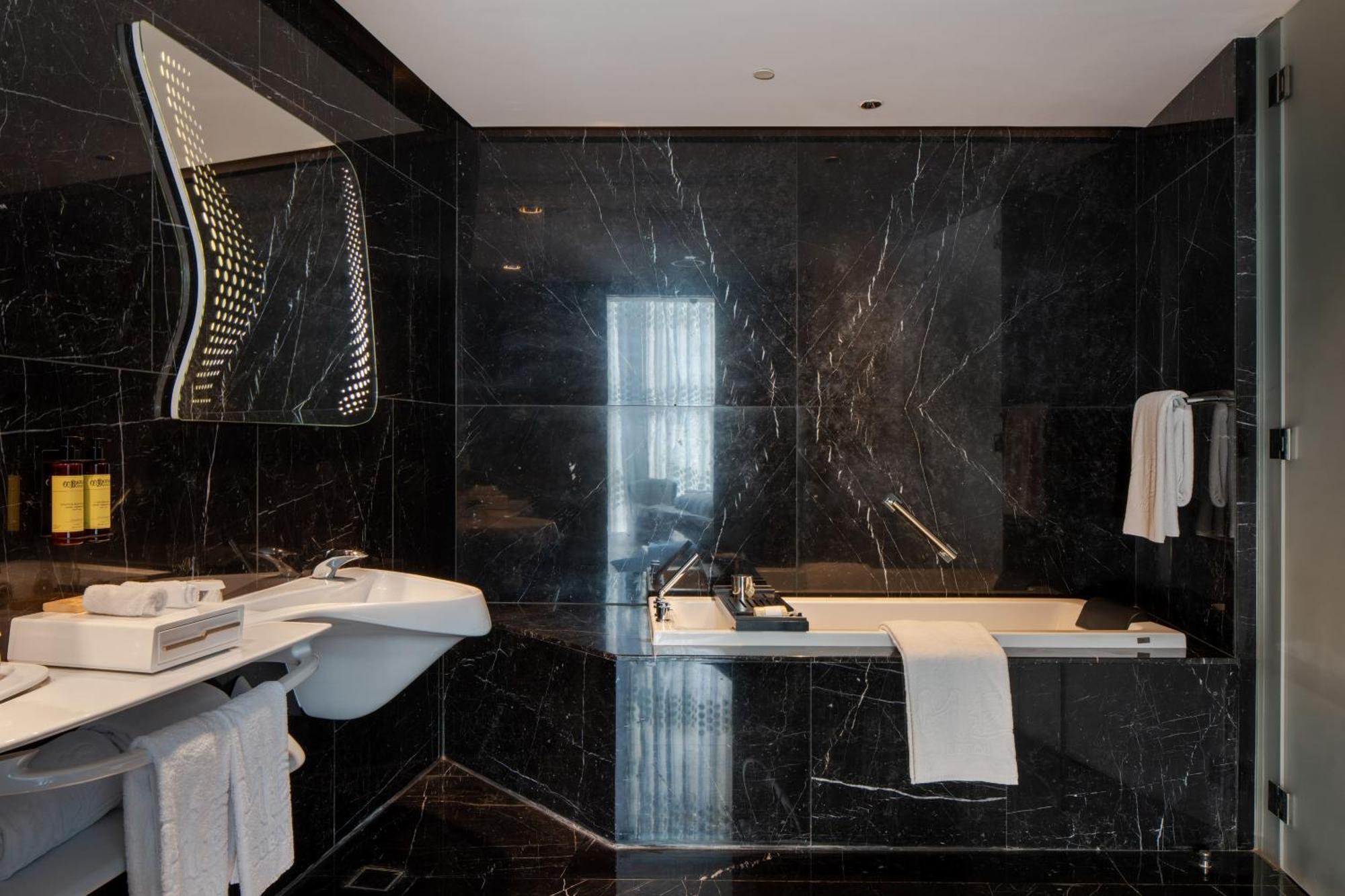 Extra ME + Junior Suite met Uitzicht op Burj Khalifa en Jacuzzi