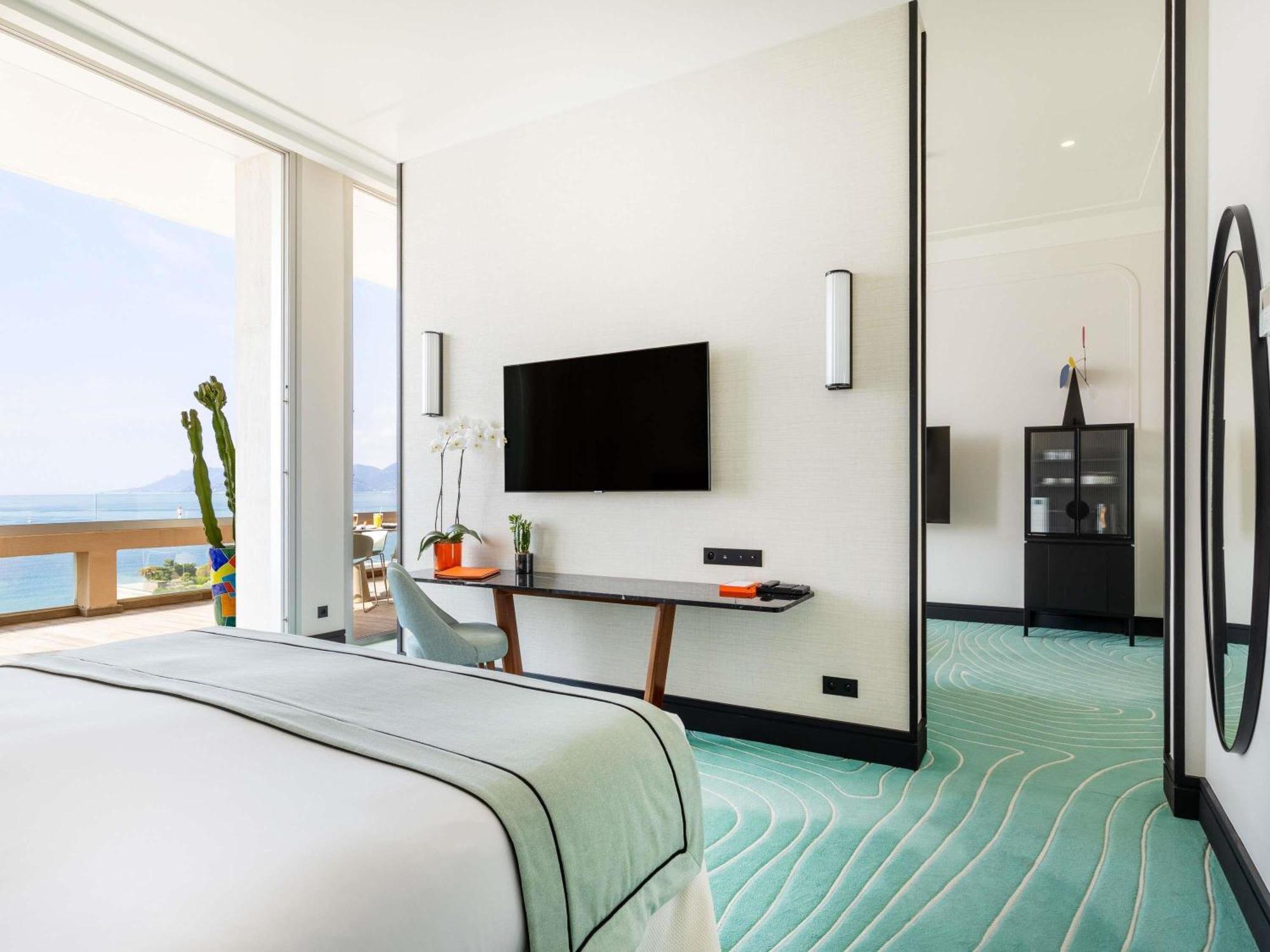Signature Suite with Terrace and Sea View