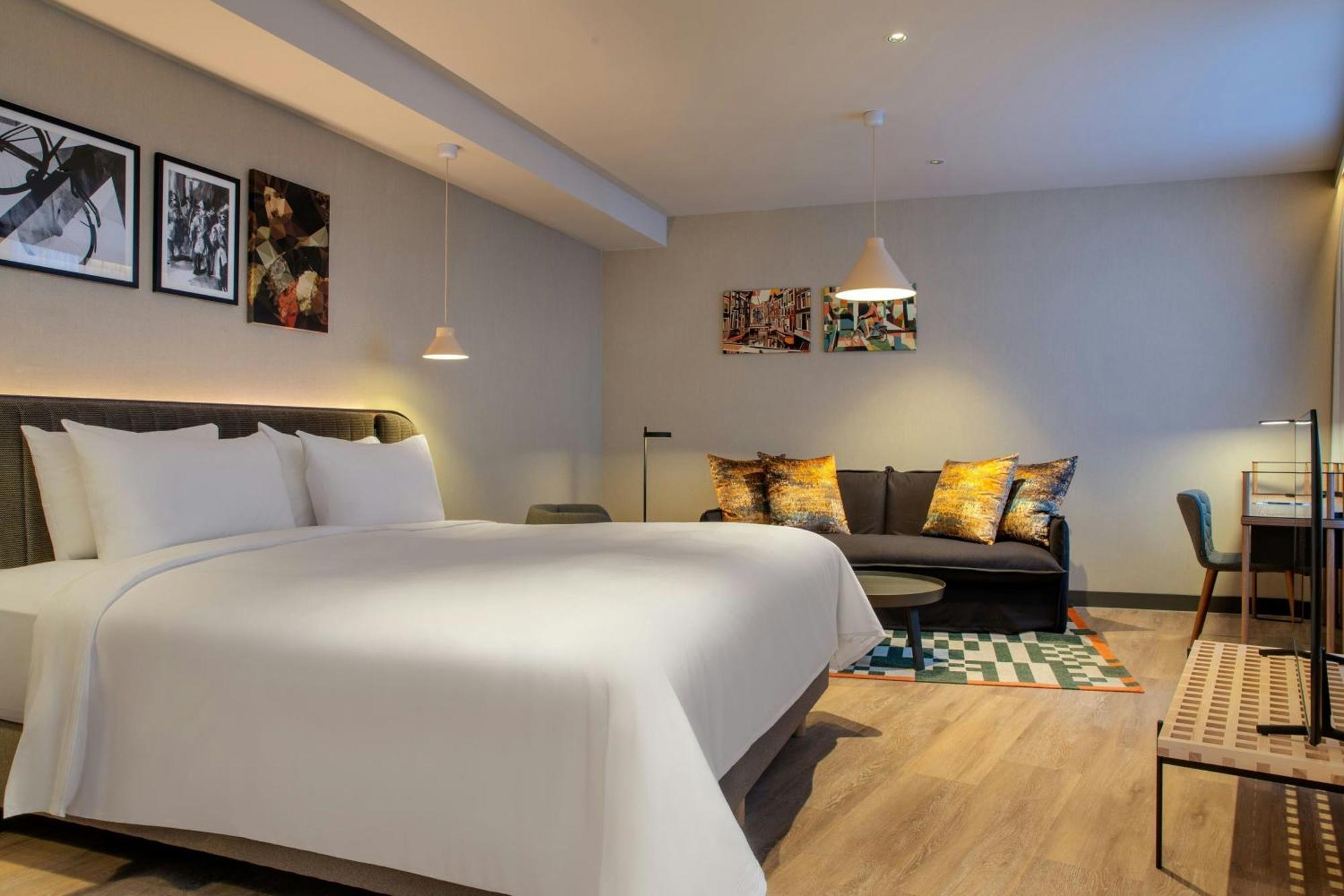 Deluxe King Room with City View