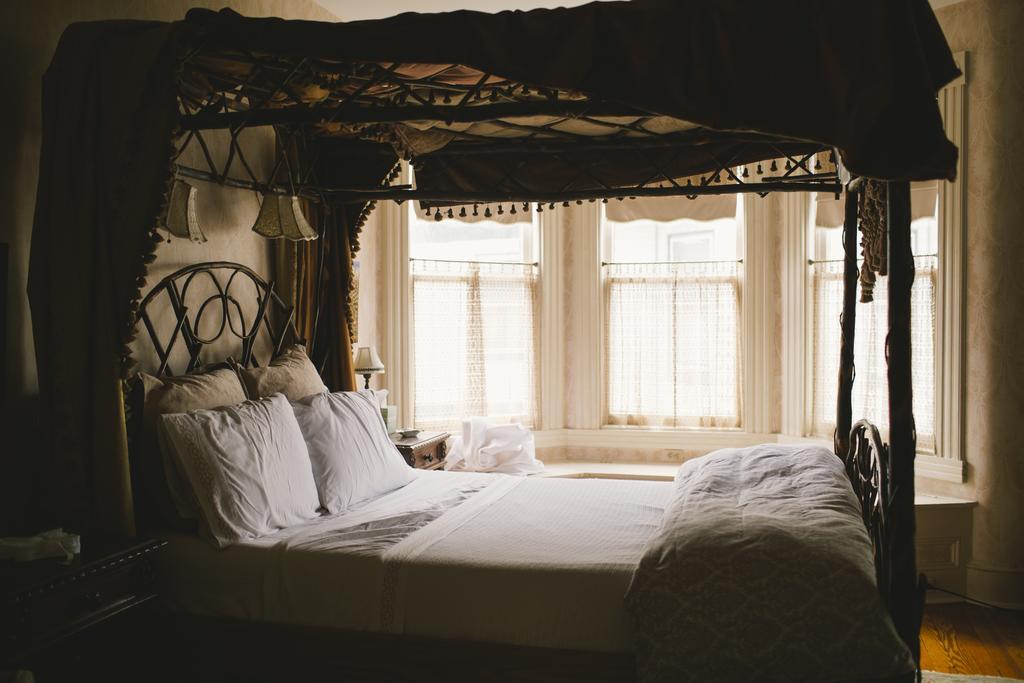 Deluxe Queen Room: Lace Room