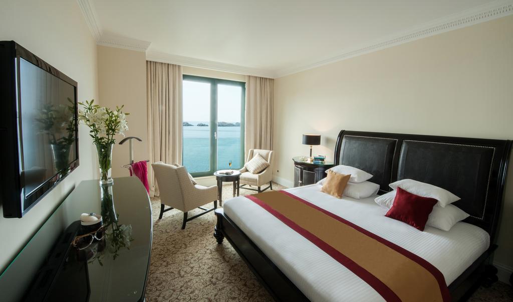 Deluxe King Suite with Sea View and Balcony