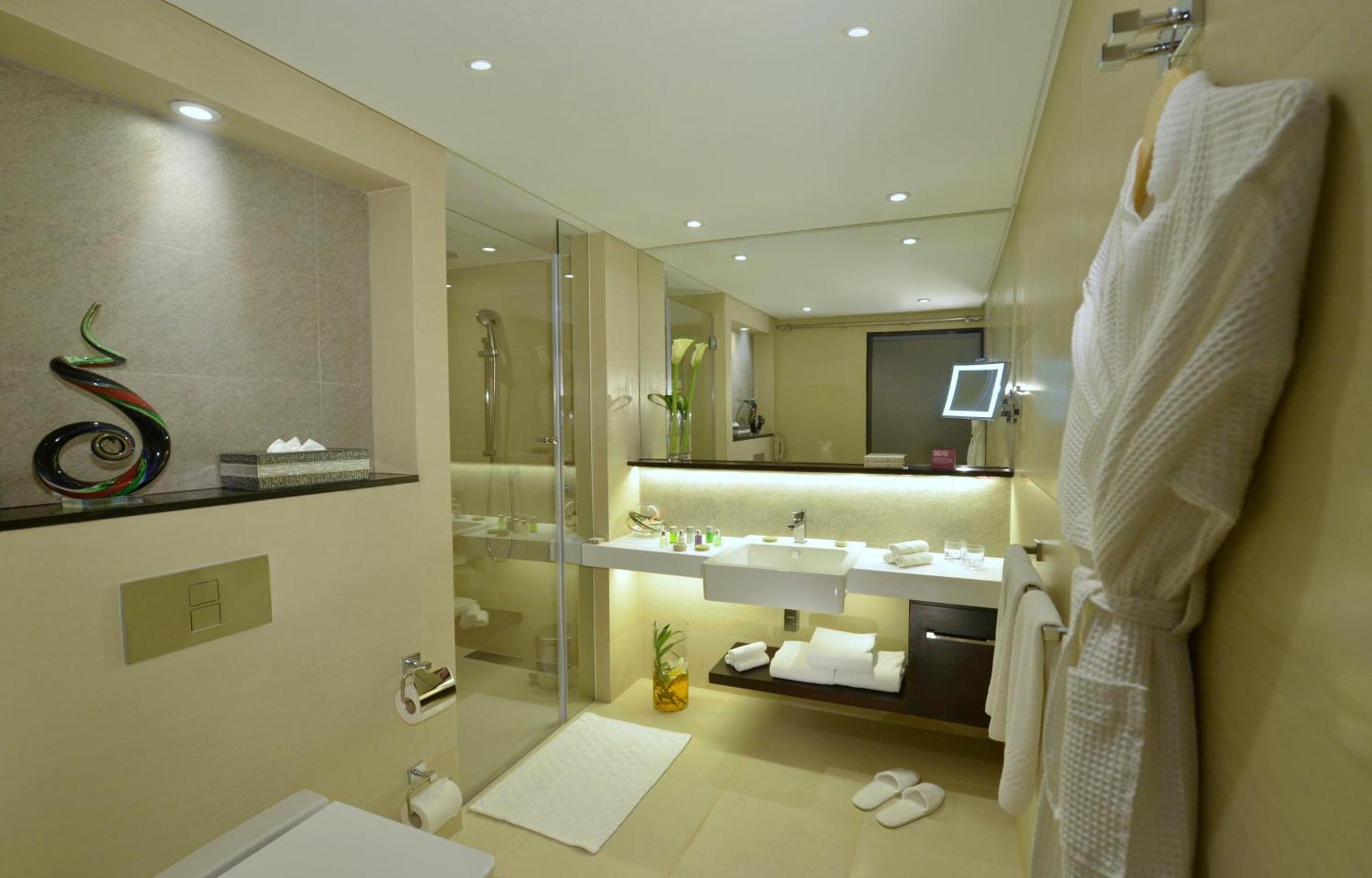 1 King Standard Pool view Lounge Access SM
