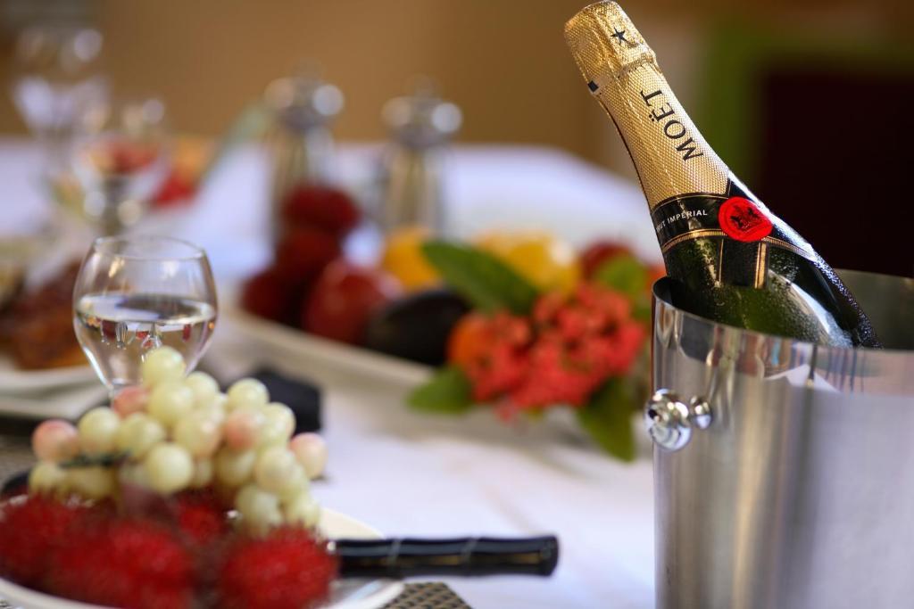 One-Bedroom Apartment,1118935080:JPEG