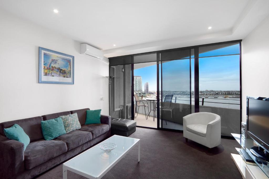 Deluxe One-Bedroom Apartment with Harbour View
