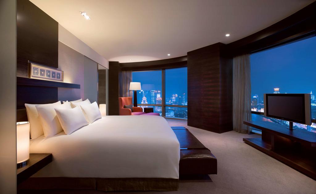 Diplomat King Suite