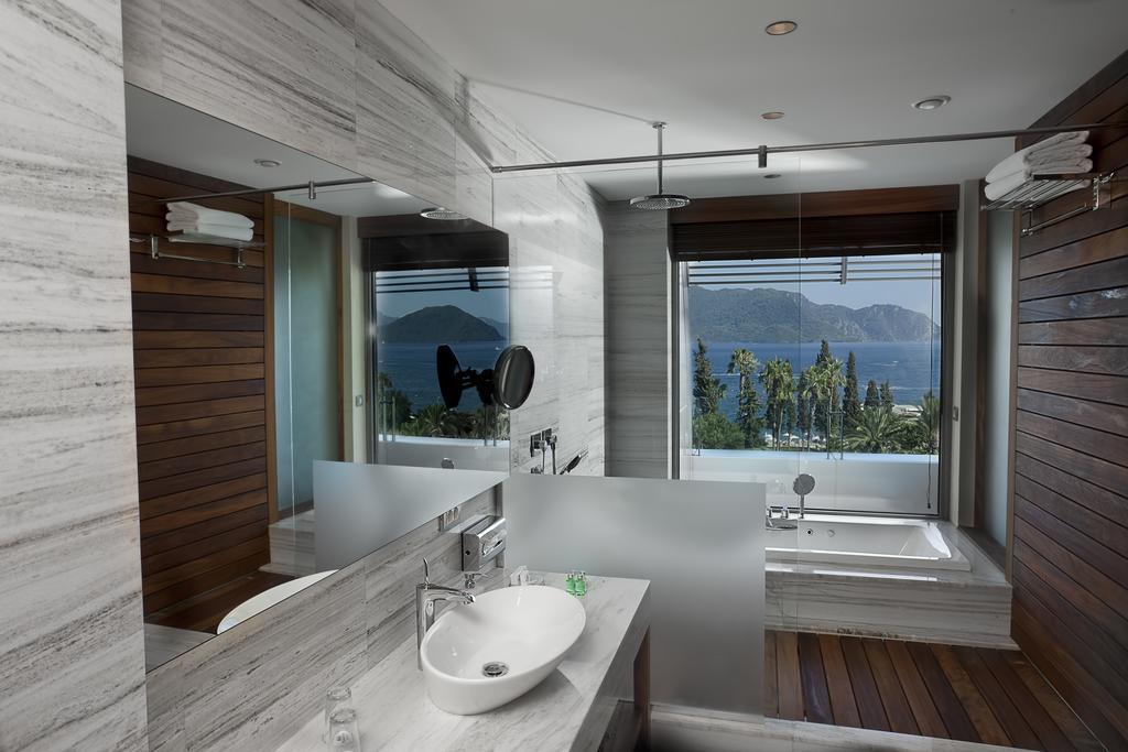 Deluxe Sea View Suite