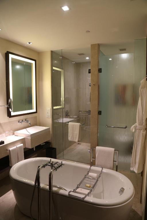 Trident Club Room Twin Bed with One way airport transfer and access to Club Lounge
