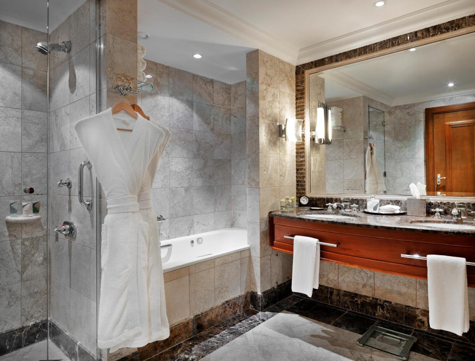 Grand King Suite