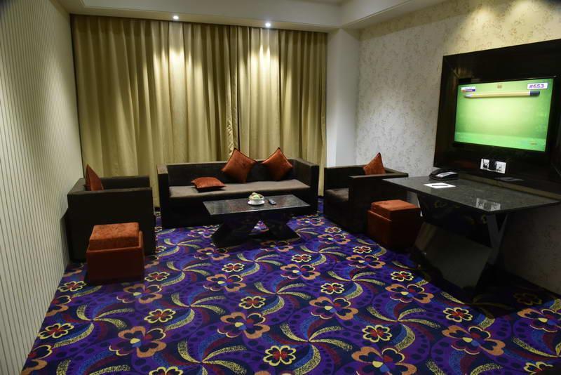 Suite,541023258:JPEG