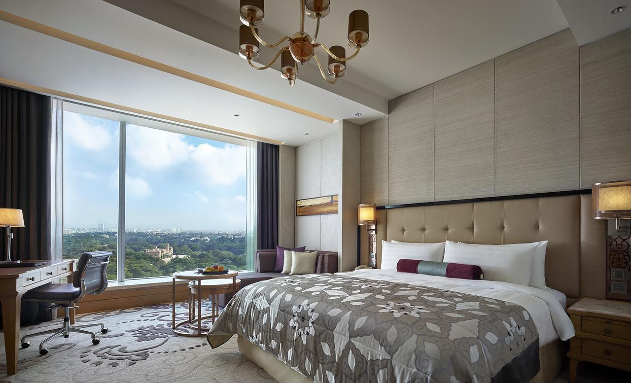 Staycation Horizon Club Room