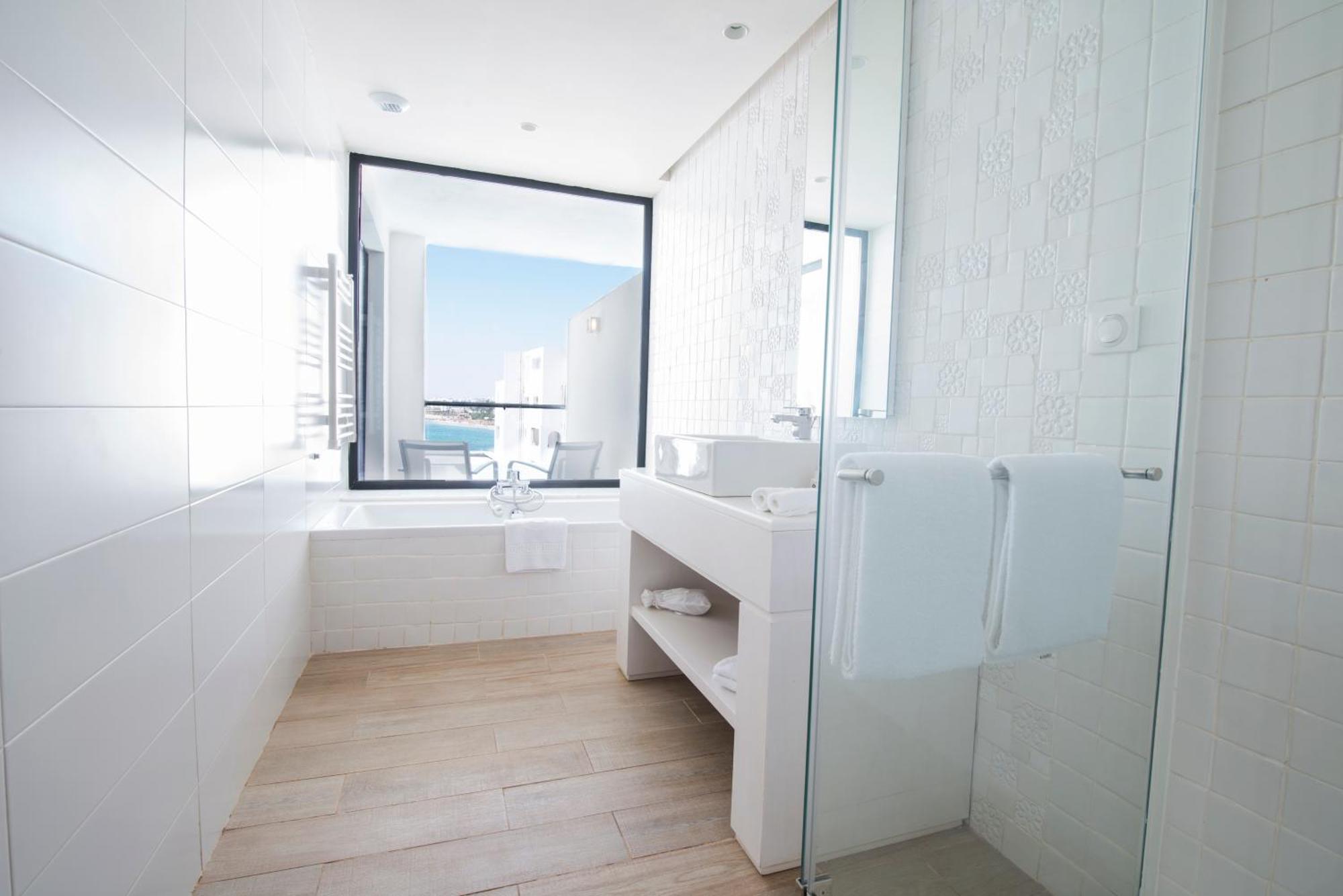 Deluxe Twin or Double Suite with Partial Sea View,574547499:JPEG