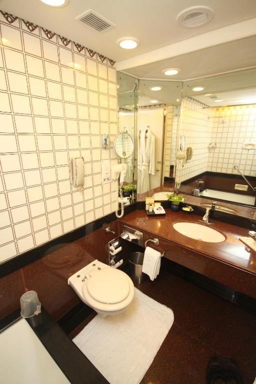 Taj Club with one way airport transfers and Lounge access