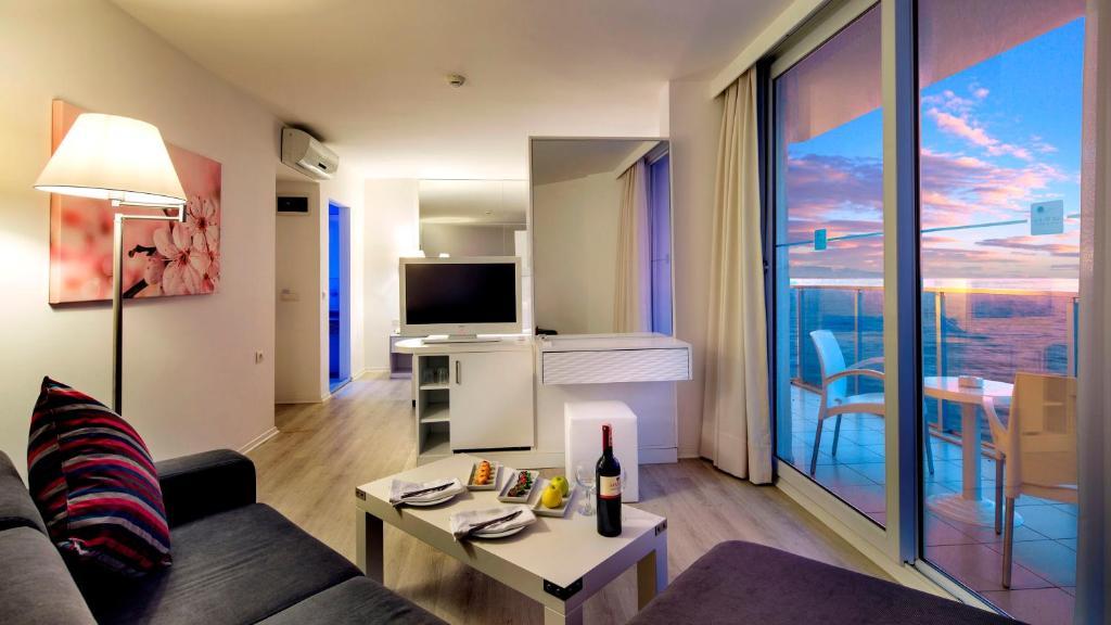 Honeymoon Suite