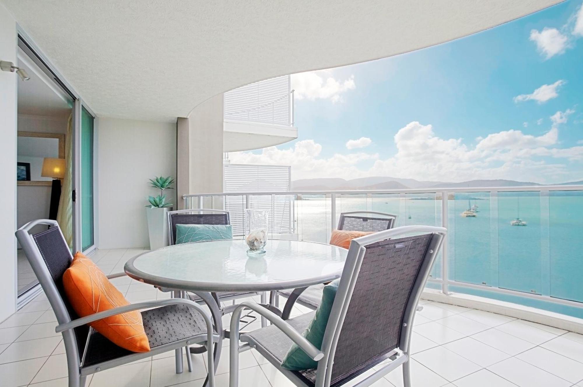 One-Bedroom Top-Floor Two-Level Waterfront Penthouse with Spa Bath