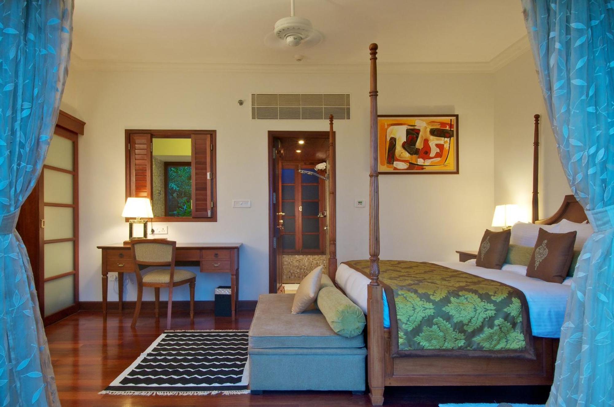 Deluxe Suites Sea View with Balcony King Bed