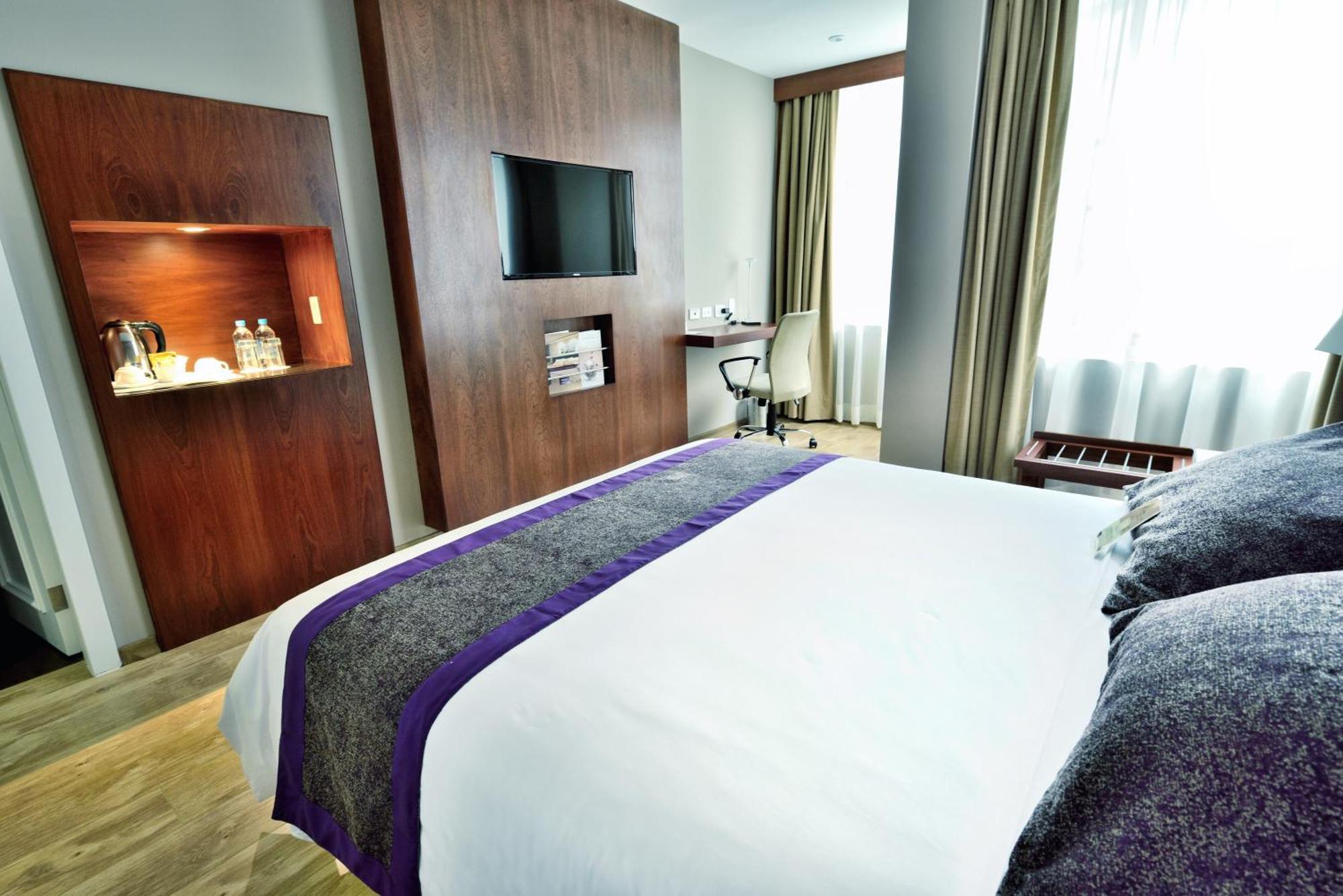 Superior King Room with One King Bed,976812886:JPEG