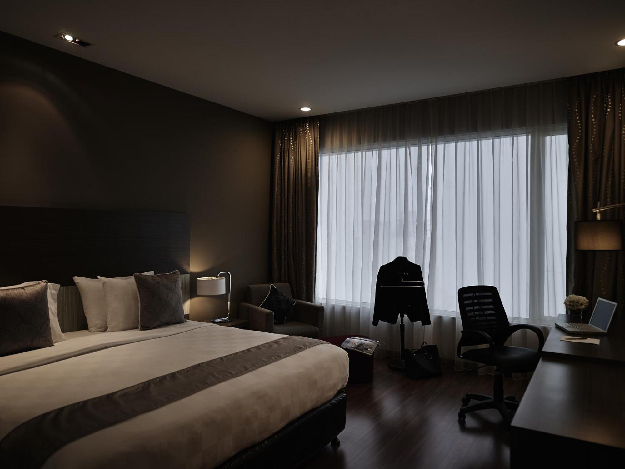 Premium Deluxe Executive King Room with River View and Lounge Access