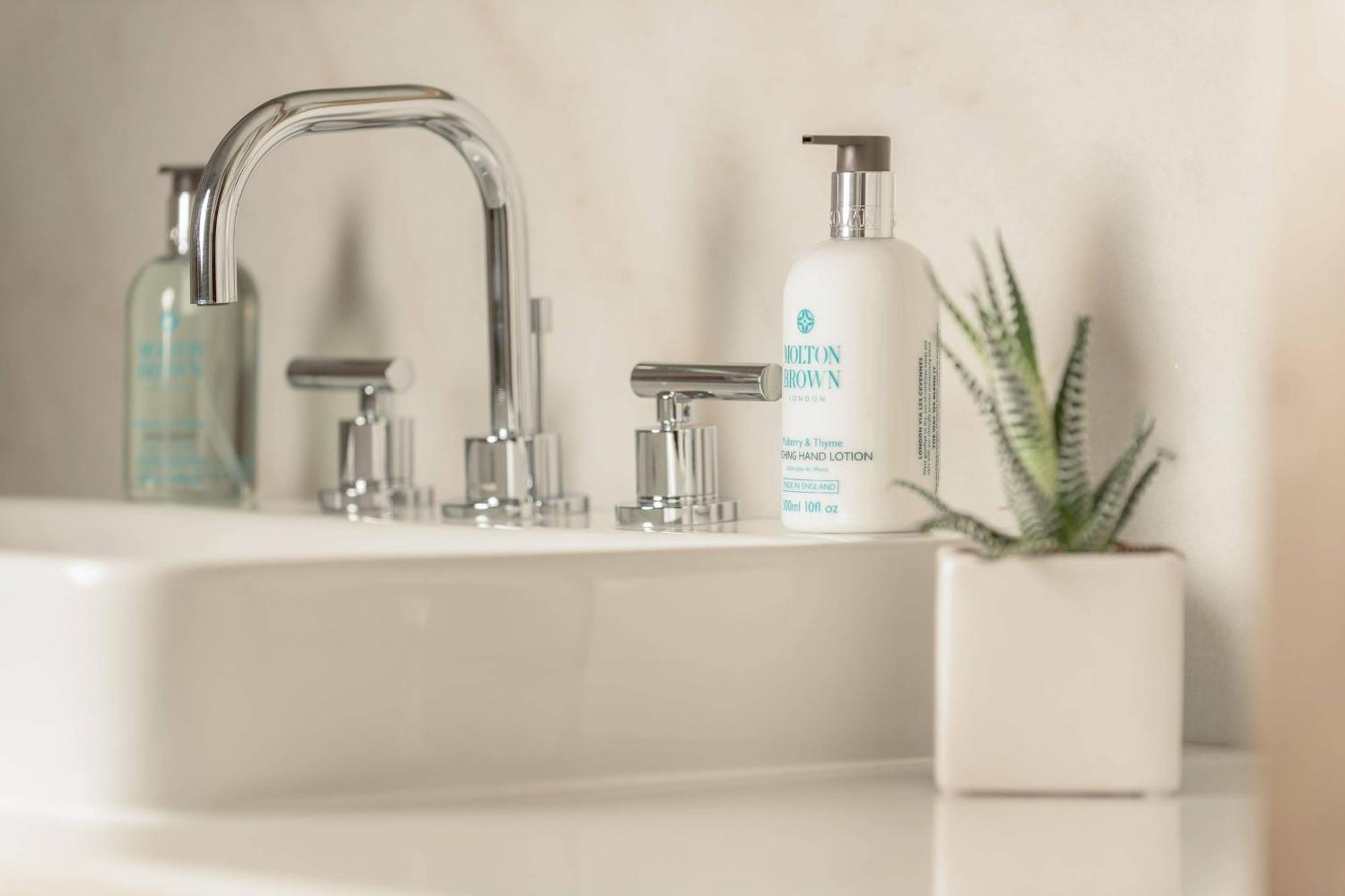 Two Queen Beds Guest Room,713198719:JPEG