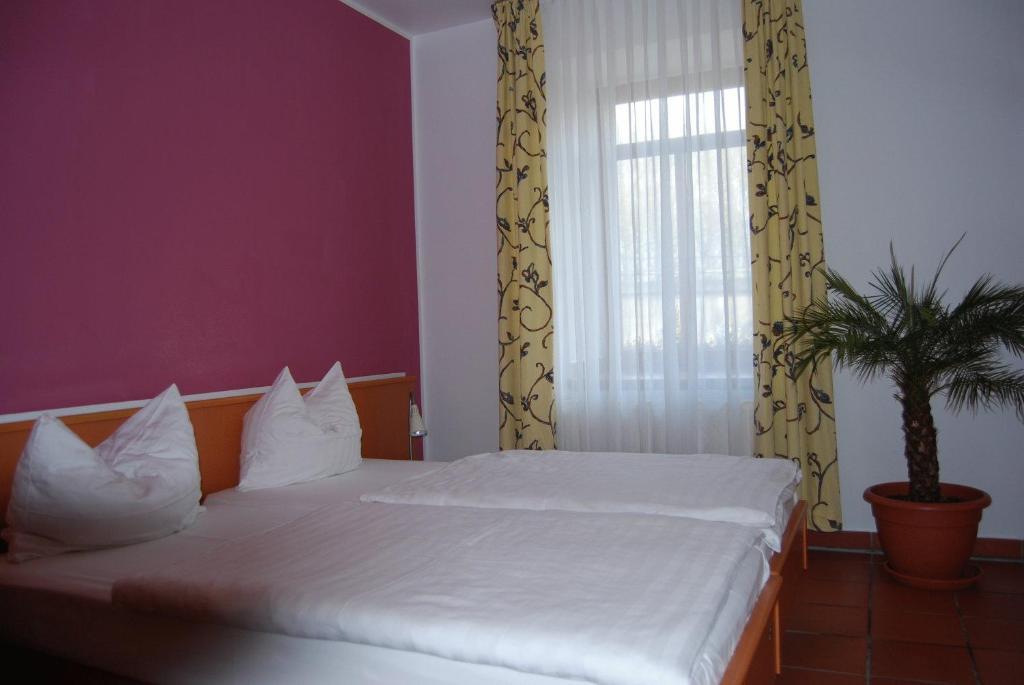 Century City Deluxe Double,1545078730:JPEG