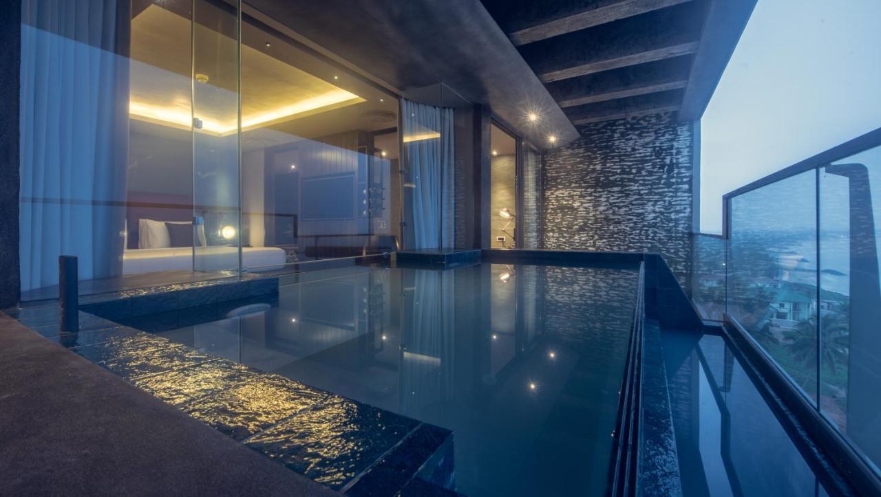 Suite with Private Pool with Free Airport Transfer