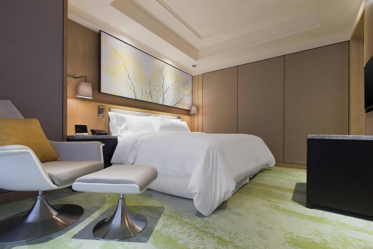 Larger Guest room, 1 King, City view, Mid floor