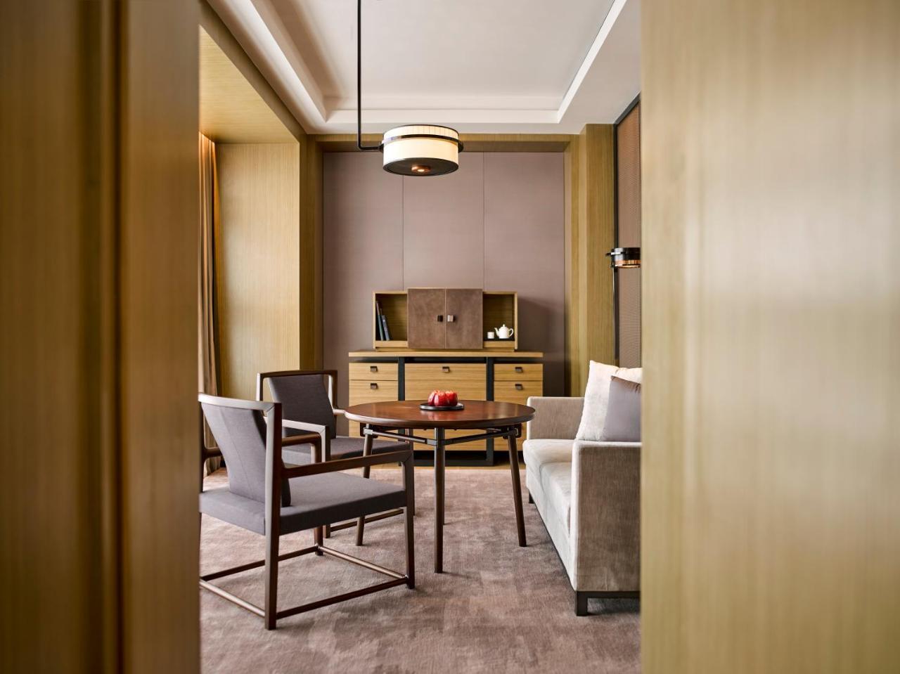 Deluxe King Suite Room