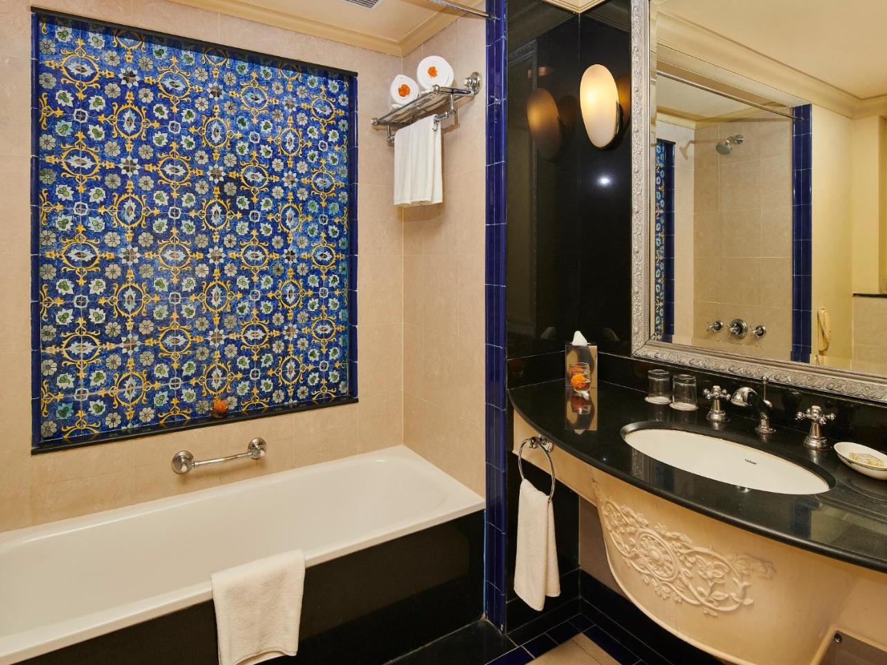 Royal Courtyard Twin Bed