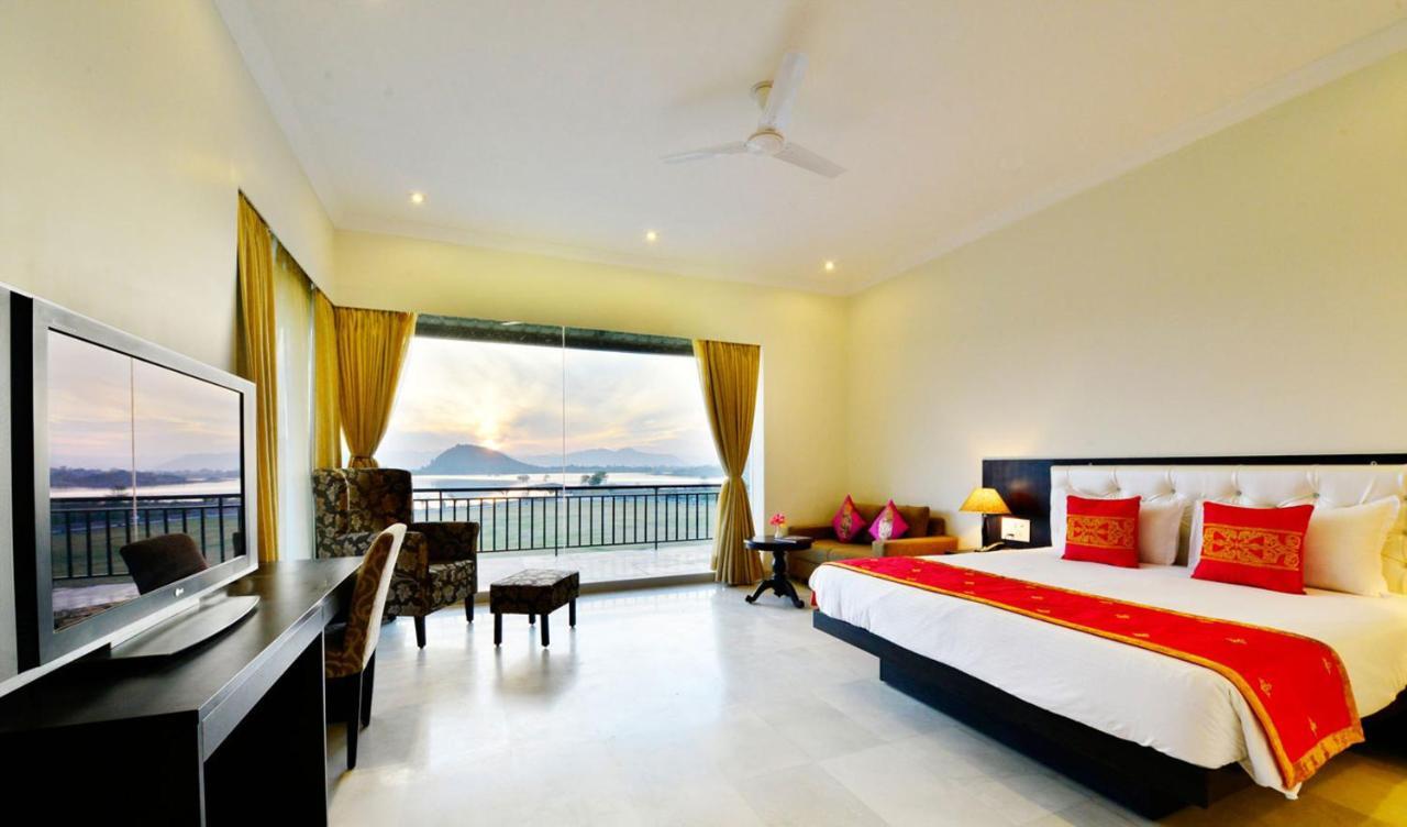 Luxury Lake View Room With Bath Tub: Early Check-In upto 3 hours (subject to availability), Complimentary Hi-Tea served with Cookies, Veg Snack(s), Complimentary Cricket