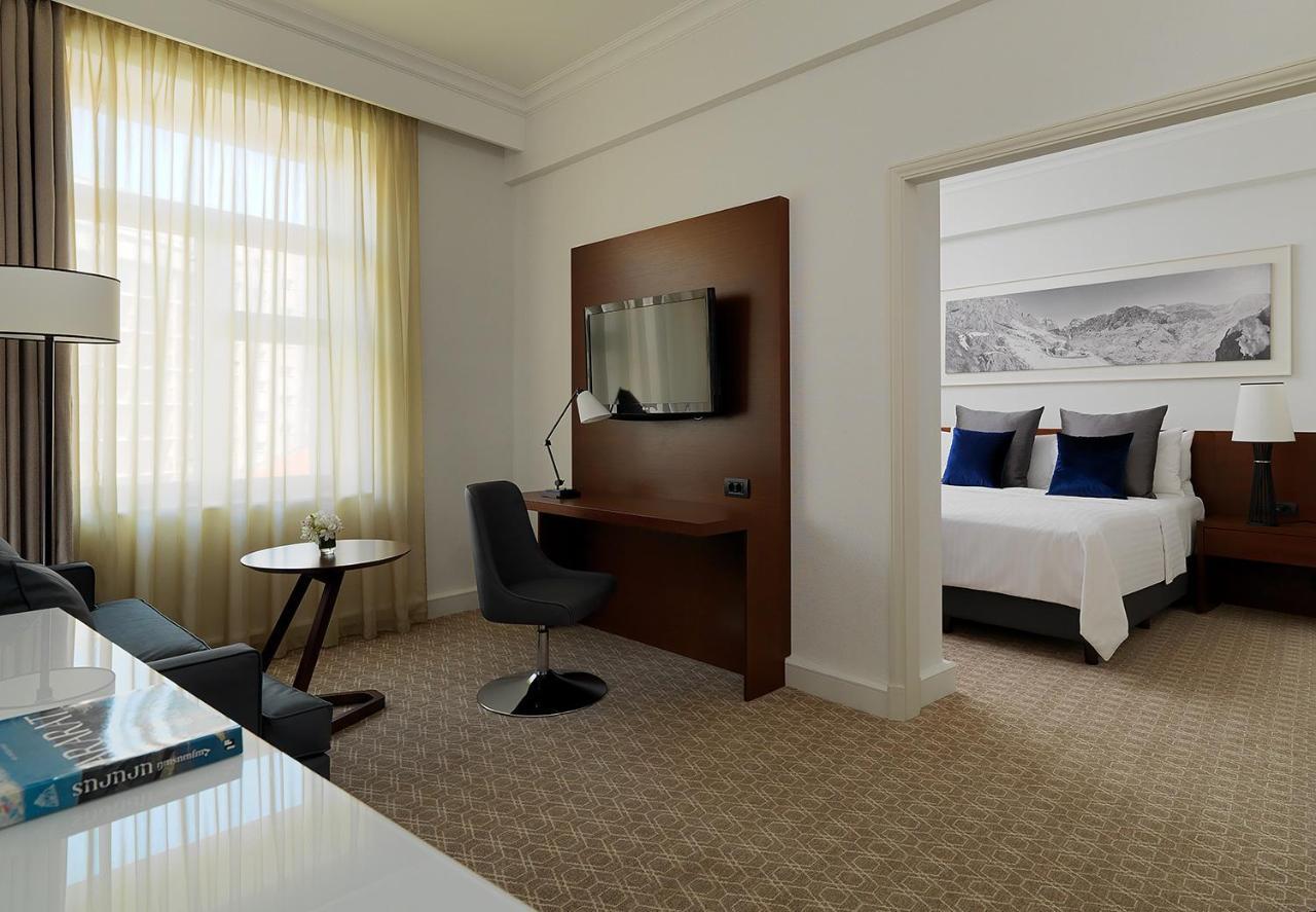 Junior Suite Executive lounge access 1 King,1388120126:JPEG