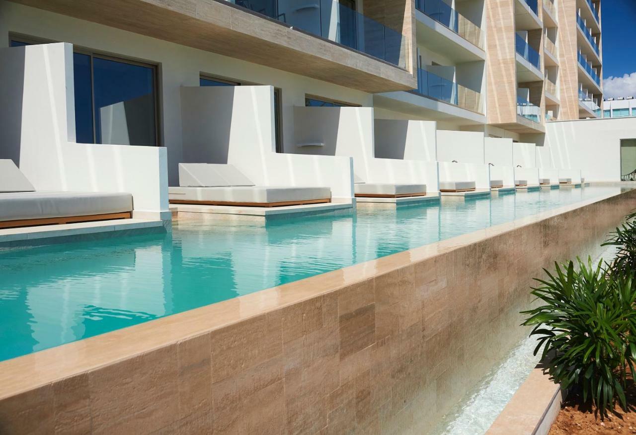 Swim-Up Deluxe Sea View Room (Shared Pool)