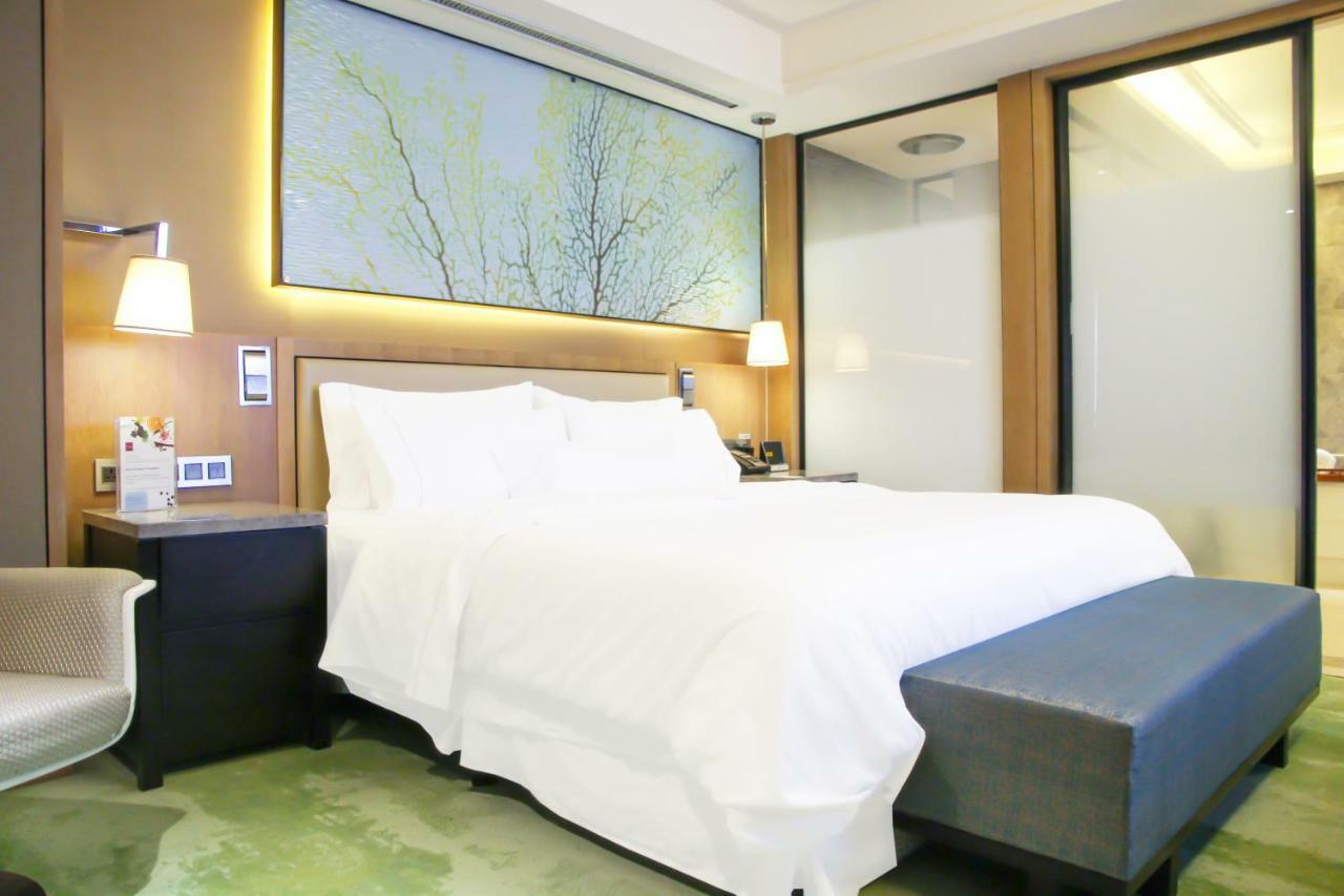 Guest room, 1 King, City view, Mid floor