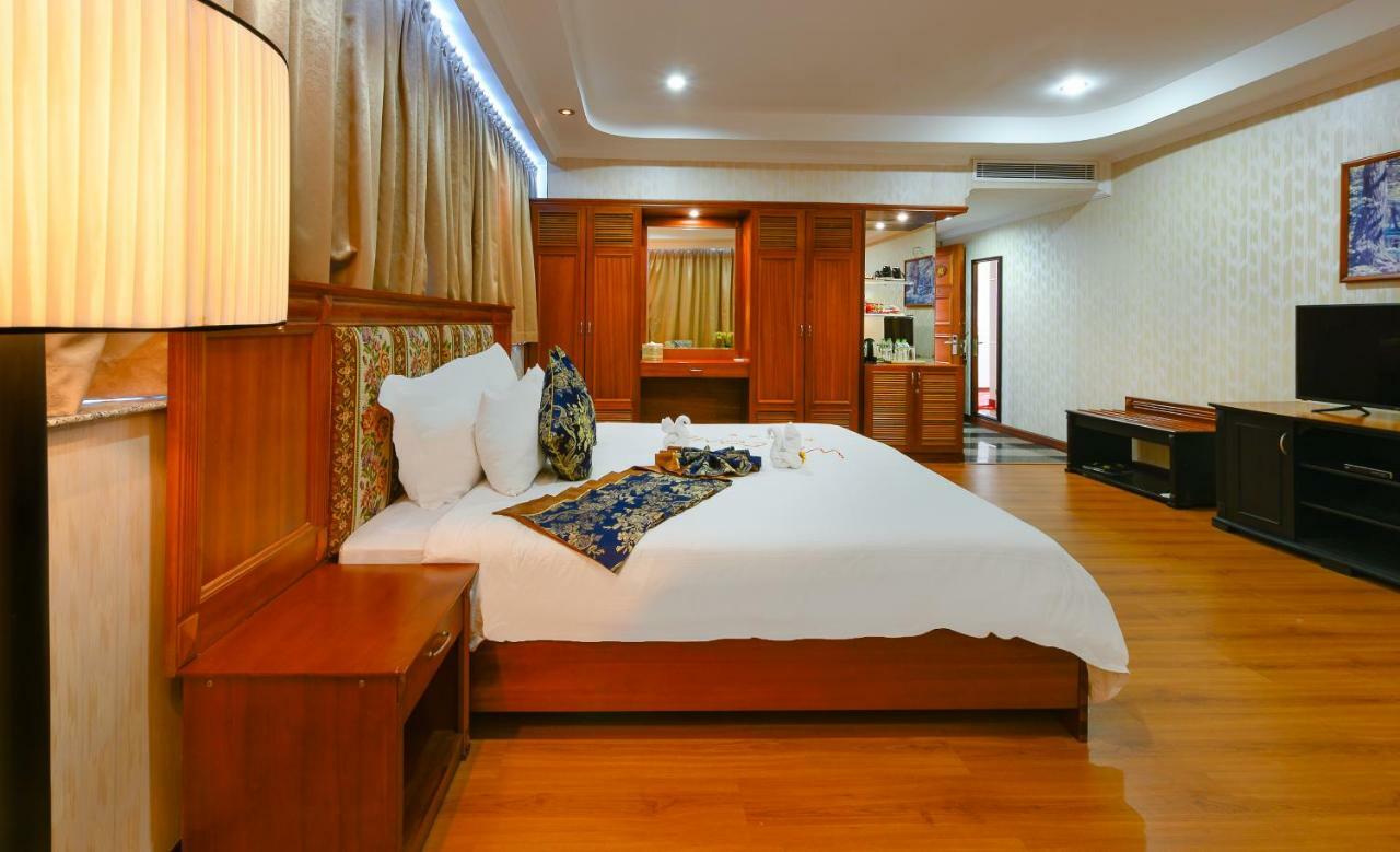 Premier Deluxe King Room with City View - High Floor