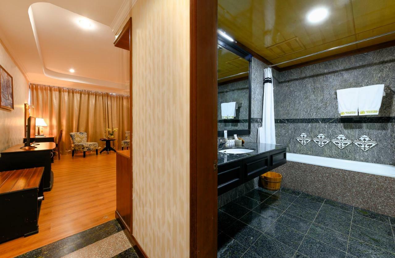 Premier Deluxe Twin Room with City View - High Floor