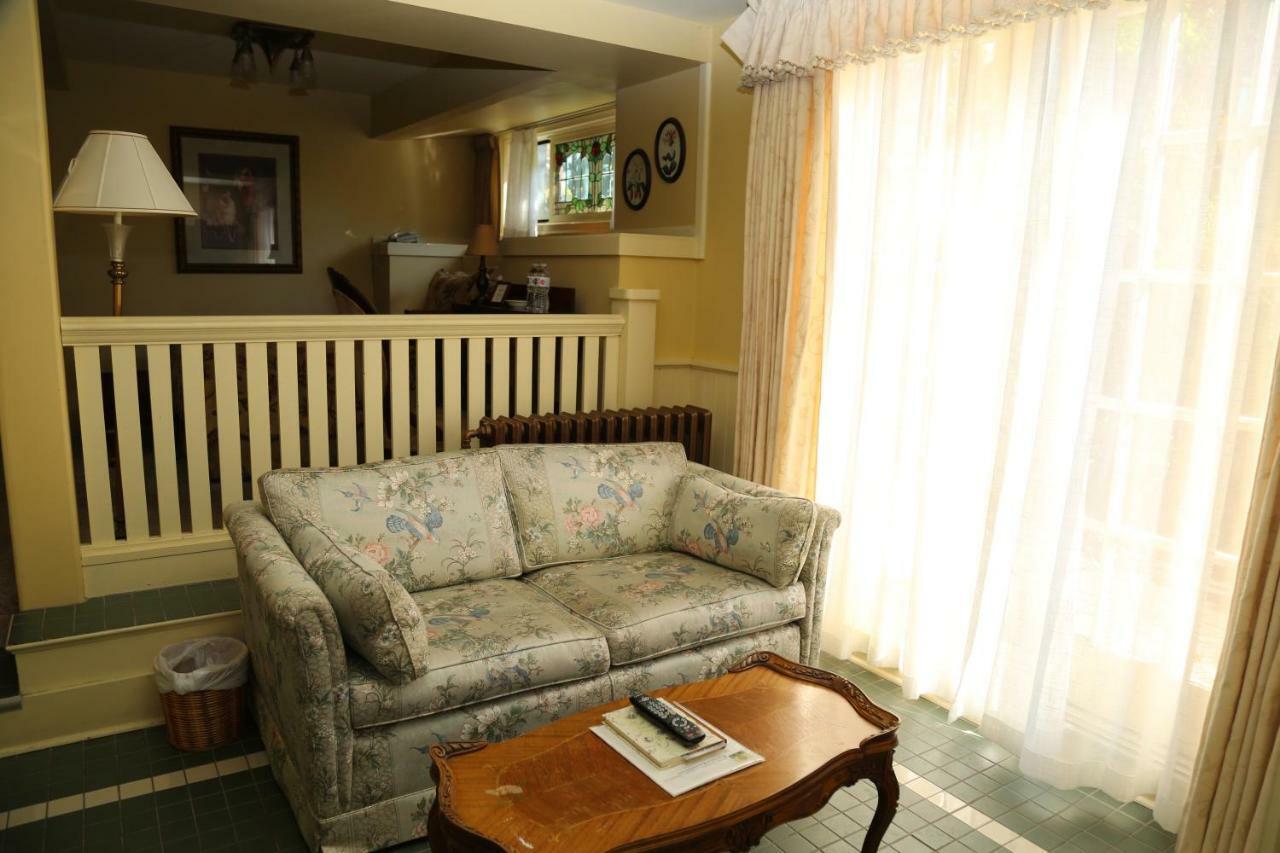 Family Room with Shower,812953245:JPEG