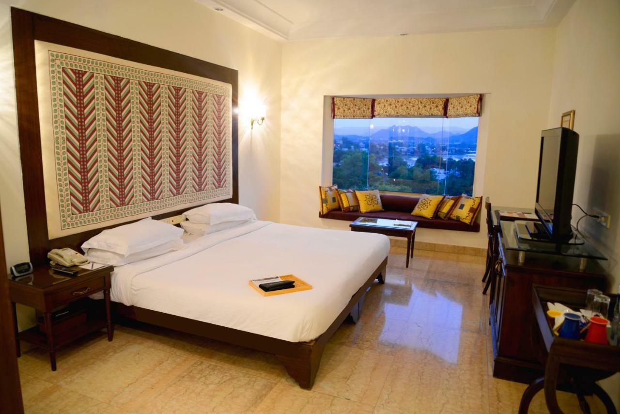 Deluxe Double Room with Lake View (Enjoy 15% Discount F&B,SPA & Laundry till 30th Sept)