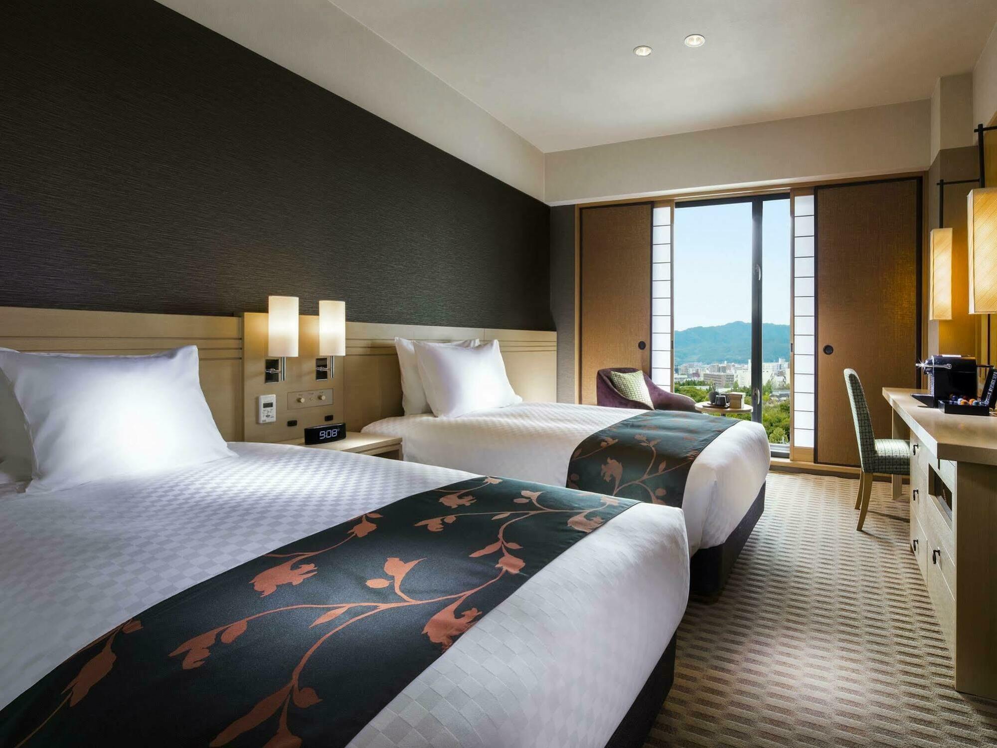 Standard Twin Room with Swimming Pool & Fitness Center Access - Executive Floor - Non-Smoking (10th Floor)