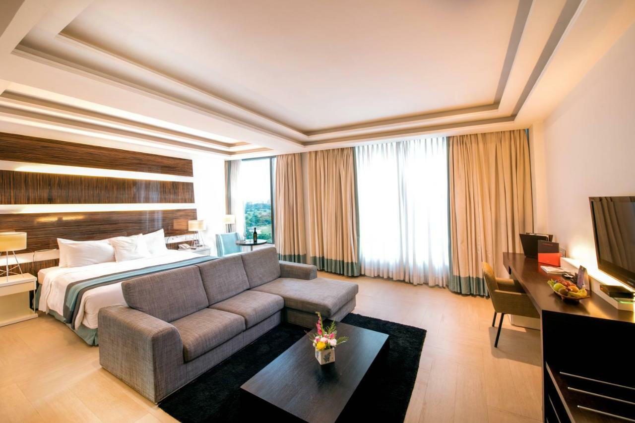 Executive Suite,929121046:JPEG