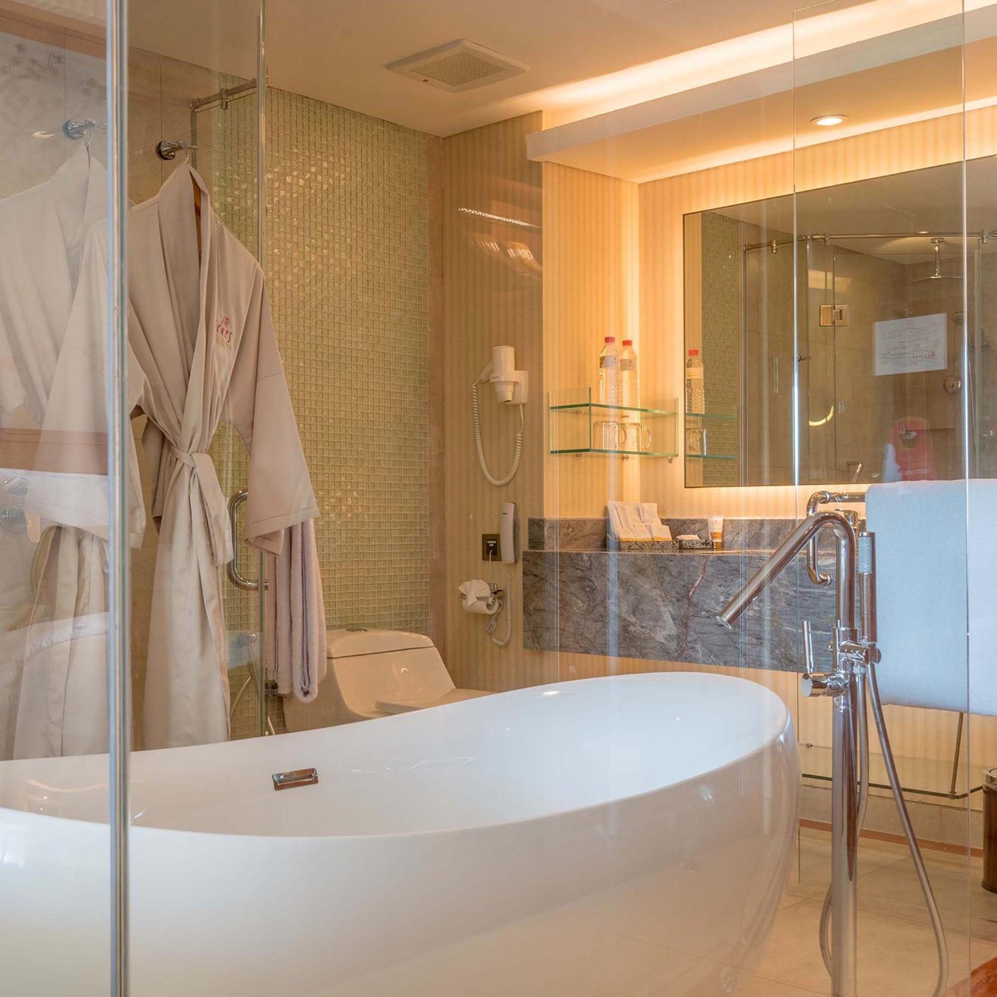 Deluxe Premium King Room Pool Access & Outdoor Tub,566974251:JPEG