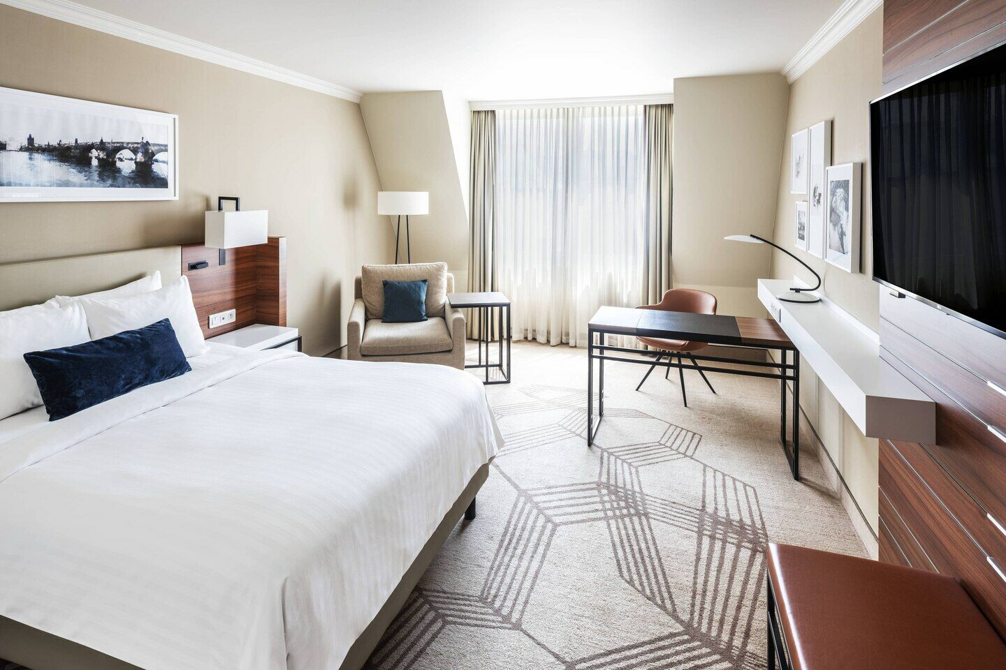 Deluxe Guest room, 1 Queen,925090264:JPEG