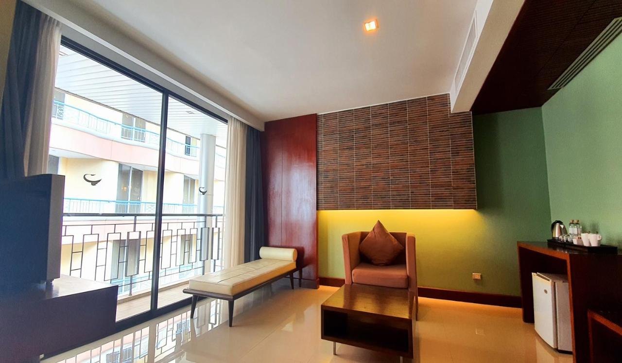 Suite with City View,1208845768:JPEG