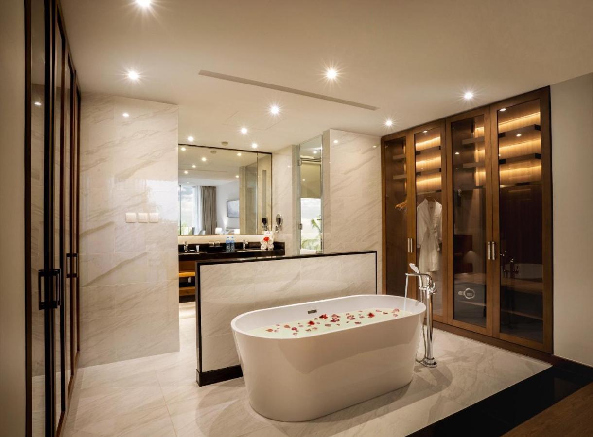 5 Bedrooms Oakwood Presidential Villa