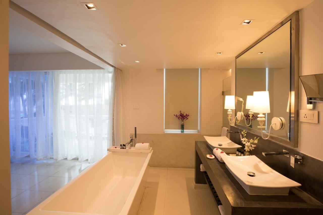 Deluxe Suite Sea View Balcony Bathtub Complimentary Cocktail on Arrival Happy Hours 11 from 5 pm to 7 pm on selected brands,992118763:JPEG