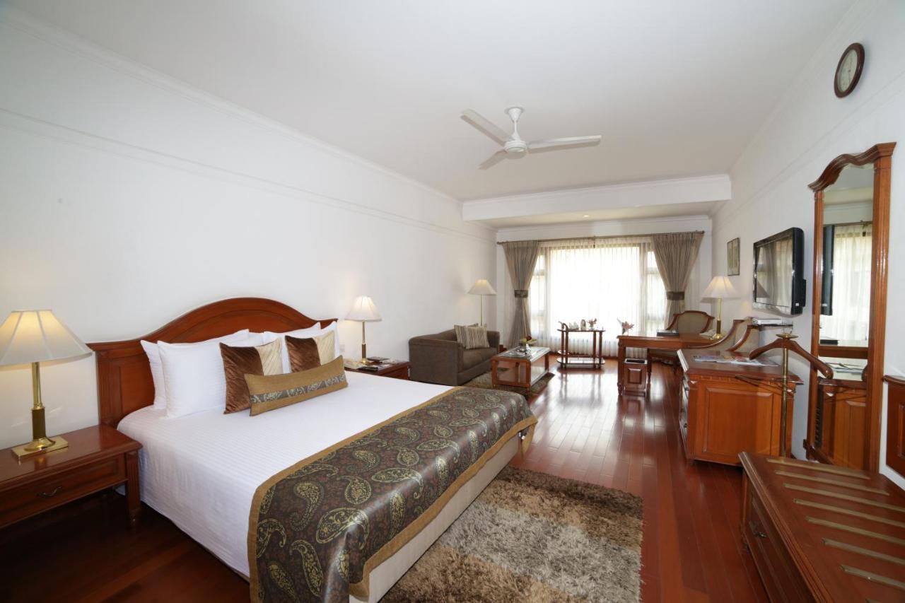 Deluxe Double or Twin Room on food beverages 