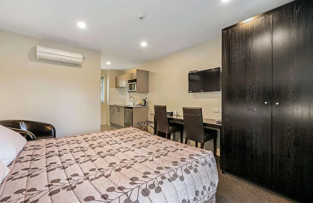 Quality Suites Amore-1
