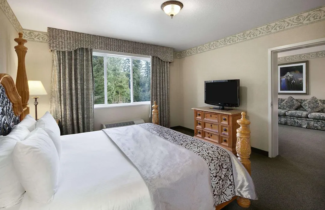 Ramada By Wyndham Olympia-1