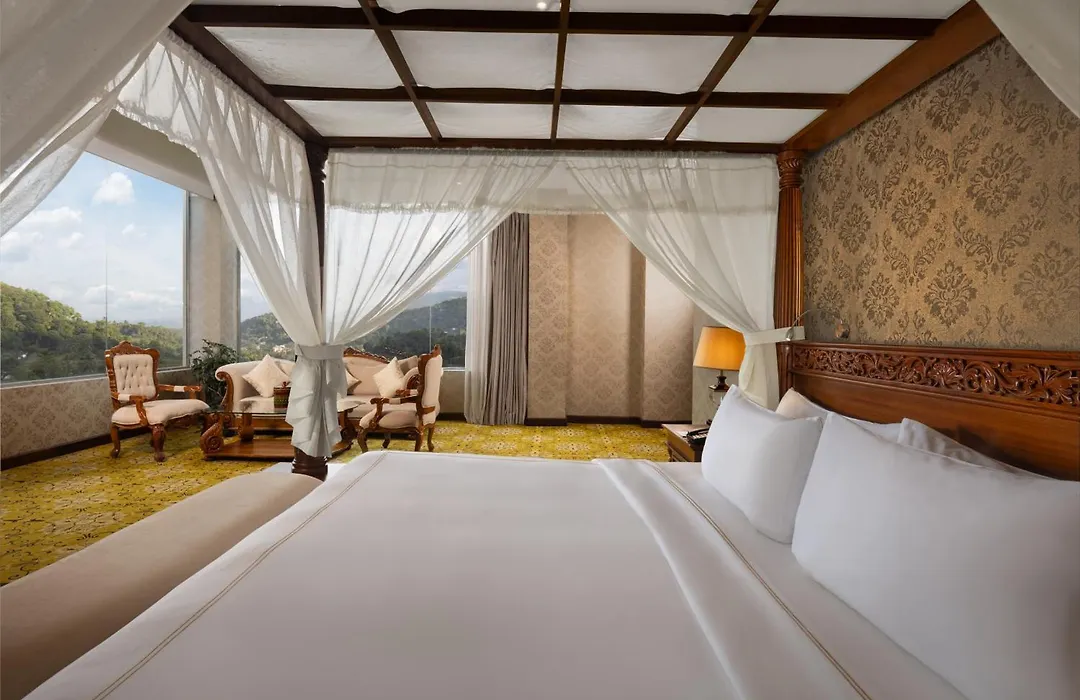 The Golden Crown Hotel-1