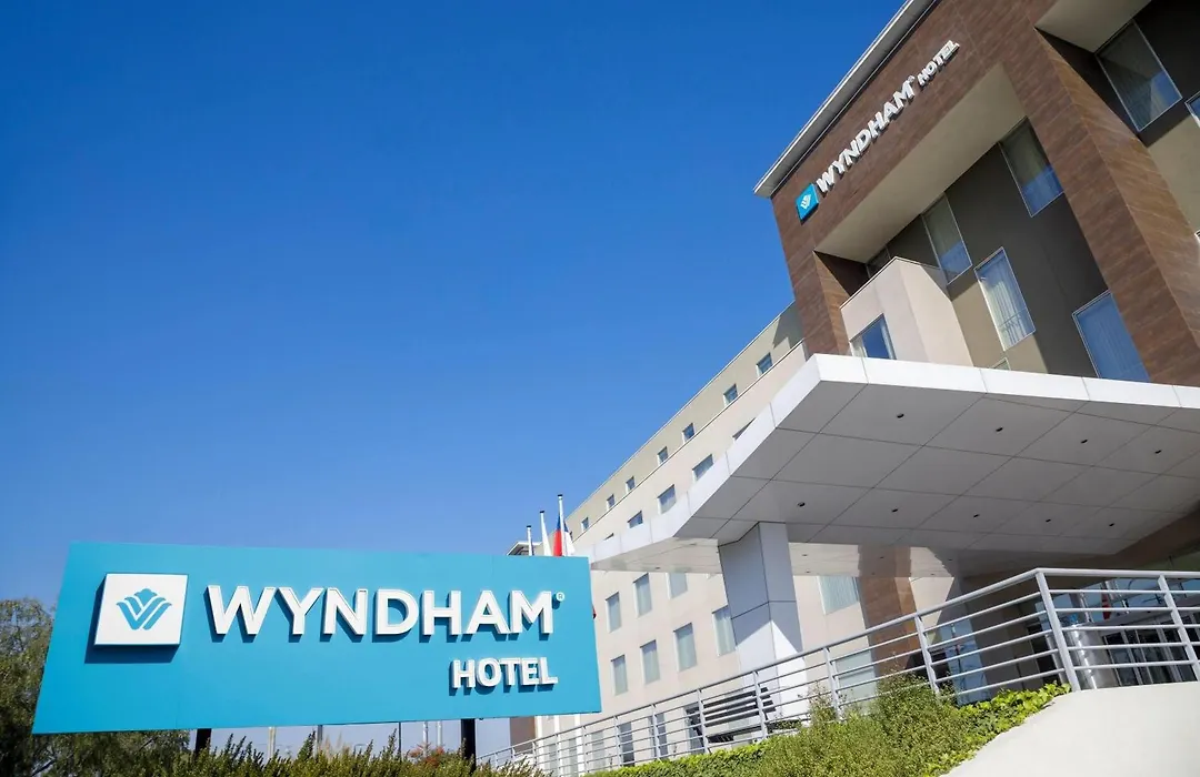 Wyndham Santiago Aeropuerto-1